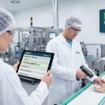 Gıda üretim tesisinde tablet ile BRCGS denetimi ve dijital izlenebilirlik kontrolü yapan personel